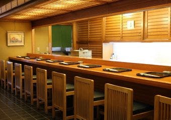 石川の山海の豊かな食材を組み合わせ、季節感溢れる金沢の伝統的な「加賀料理」をお愉しみいただけます。
