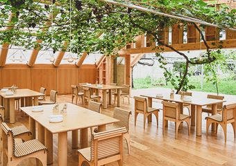 日本を代表する建築家、坂 茂（ばん しげる）氏の設計によるドーム型の紙管温室レストランにて、ここでしかできない食体験をお楽しみください。