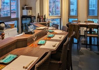 「和食フレンチ新宿松」は、西新宿にあるフランス料理のお店でありながら、お鮨を組み込んだ斬新なコースを提供しています