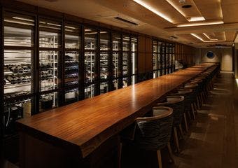 京都最大級のワインセラーを併設し、ソムリエセレクトとのワインと共にシェフ特製の豪快かつ繊細な料理をお楽しみ下さい。