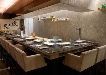 江戸切子独自の美しいお皿やグラスで、上質な食材を鮮やかに彩ります。特に、「やま幸」の新鮮なまぐろを使用した握りは絶品です。