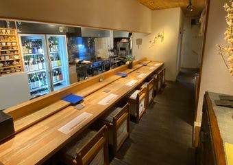 秋田の食材を中心に、その時々の全国の良い食材を織り混ぜご用意しています。日本酒は秋田の地酒のみ、希少酒など多数ございます。
