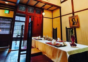 フレンチでありながら日本料理のもつ繊細さと、古都金沢の絢爛・優美を一皿一皿に表現しており