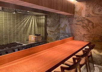 【魯耕 北新地】は大阪「北新地」に店を構える和食店。料理コンクールで多数入賞歴のあるオーナーシェフがお客様にお料理をご提供します。