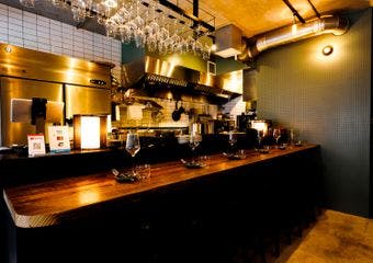 アジアからヨーロッパのスパイス小皿料理とナチュラルワインをご提供。幅広いシーンににも最適な隠れ家的な空間です。