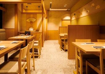 浅草寺からほど近い、閑静な隠れ家「御宿 野乃浅草別邸」で、伝統的な和食の真髄をご堪能ください。プライベートな食事会にも最適です。