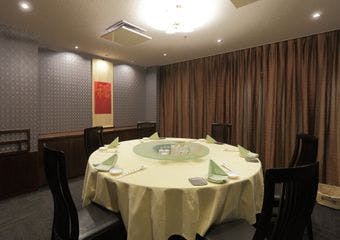 京都に居ながらにして、まるで古き良き時代の香港に旅したかの様、多彩な食材をふんだんに使い卓越した技法で本格中国料理をどうぞ。