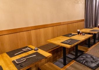 日替わりの高級食材を使った大将の情熱が詰まった創作料理でおもてなし。隠れ家のような雰囲気と和の趣漂う上質な空間で心地よいひとときを。