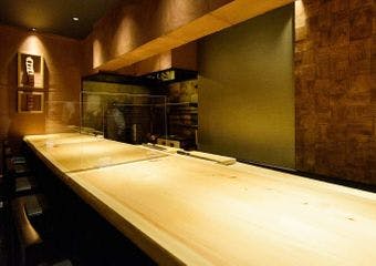 金沢の食材で握る寿司と、旬の食材を用い、和食の技を尽くしたお料理をお楽しみ下さい。