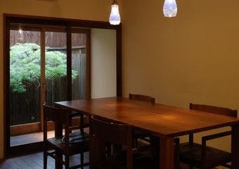 店内にも料理にも、こだわりがあふれる西陣の町に佇む一軒。
日本料理の枠に捉われない、新しい味をどうぞ。