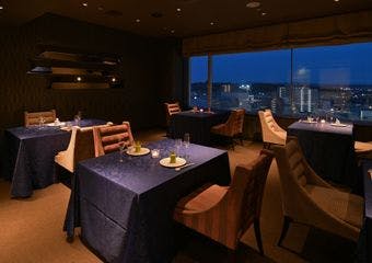 高層階で本格フレンチや会席料理をお楽しみください。