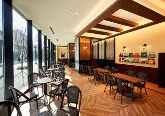 古き良きイタリアのカフェを再現したオープンキッチンが特徴の広々とした空間で至福のひとときをお過ごしください。