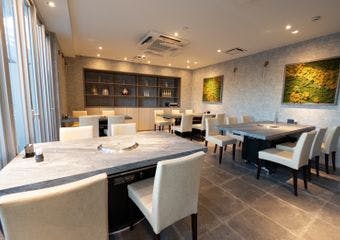 個室を完備し、デートや記念日などの特別な日にも最適な当店では芝浦直送の新鮮なホルモンや、滅多に市場に出回らない希少部位もご提供。