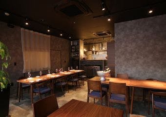 元リストランテ・ヒロ大阪のシェフとソムリエが営む隠れ家イタリアン。新鮮な魚介やお肉料理など、シェフが腕を振るって料理を提供します。