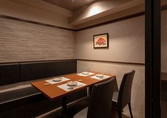 蟹と日本料理、お酒を楽しむ銀座の隠れ家。接待や特別な日に、和の洗練空間で特別なおもてなしをいたします。