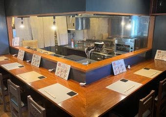 甲子園駅にあるお鮨店。津本式究極の血抜きを施し、熟成させた魚を珠玉の一貫に仕上げ提供いたします。