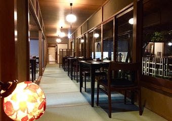 青葉、寺家の山郷を背景に唯一無二の世界とご馳走をお楽しみください。