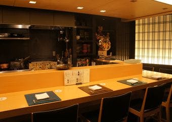 銀座8丁目にある日本料理店、銀座 ひまわり。新進気鋭の若き大将による、職人技を活かし丁寧に仕上げる逸品をご提供いたします。