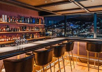 長崎の夜景を眺めながら特別な時間を楽しめます。丁寧に仕上げたカクテルや、厳選したウイスキーが揃い、極上の一杯をご堪能いただけます。