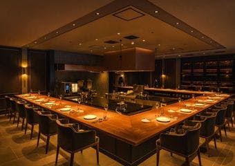 カウンターを囲むシェフズテーブルスタイルで、五感で楽しめる空間を提供。
ここでしか味わえない感動をお楽しみいただけます。