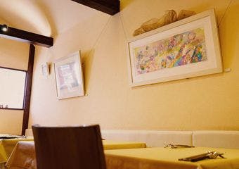 根津にある小さなフレンチレストラン。優しさと色彩溢れるアートと料理をご一緒に。当店では、カラフルな絵に囲まれた優しい空間の中で、お食事を