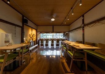 四季折々の景観が楽しめる空間で経験豊富な店主による食材本来の旨味を活かした逸品を堪能