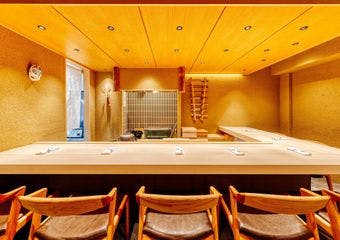 四季折々の食材を使った本格和食を上品で落ち着いた雰囲気の中ご堪能頂けます。