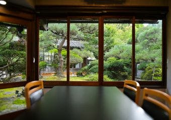 築100年の日本屋敷を改装した、木々に囲まれ趣のある日本料理店