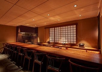 祇園静水香は、ミシュラン星付きシェフ監修のお料理とプレミアムな日本酒をペアリングで愉しむことができる和食小料理屋です。