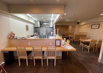 四季の食材を愉しめ、高級感漂うシュッとした品のある和食のお店。接待や会食、記念日どんなシーンでもご利用いただけます。