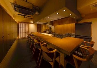 移転した老舗の日本料理店。広々とした空間で、お客様におくつろぎいただけるよう工夫し、隠れ家な雰囲気で、こだわりの和食の逸品を楽しめます。