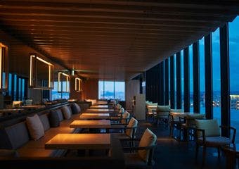 素晴らしい眺望と圧巻の景色に癒される。SORANO ROOFTOP BARは、ダイニング、喫茶・バータイムのひと時を優雅に彩ります。