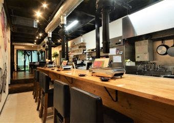 当店は豚肉専門の焼肉店です。新鮮さにこだわり、毎朝仕入れる朝引きの豚ホルモンを使用した焼肉をご提供しております。