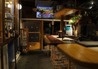 Oysterと地中海料理＋大阪長屋フルリノベのビストロ。
昭和の匂いと欧州アンティークを融合した店内