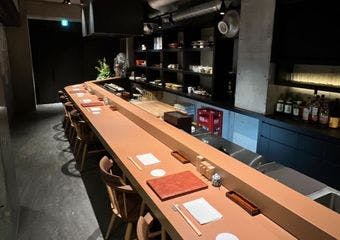 落ち着いた隠れ家のような店内で、絶妙な火入れでしっかりと焼かれた焼鳥が楽しめます。一口ごとに至福の味わいをご堪能ください。