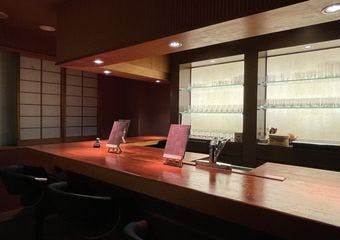 寿司割烹空海の姉妹店。 隠れた場所にゆっくりとジャズを聞きながらお食事を。