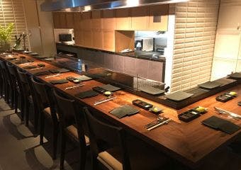 北新地駅から徒歩6分、看板のない隠れ家的な肉専門店。