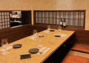 特別な空間で日本酒や和牛、キャビア料理を堪能。神楽坂で贅沢なひと時をお楽しみください。