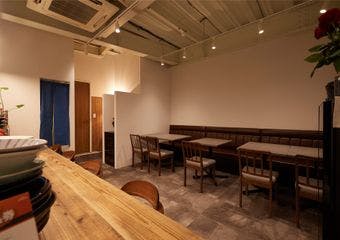 三浦や栃木の旬野菜を中心に、無添加・手作りの創作料理を提供。日本酒やワインと共に。