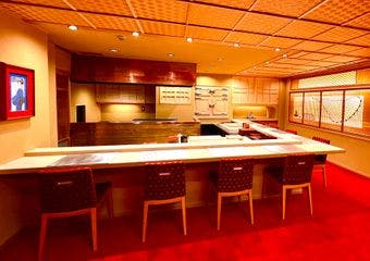 赤坂の隠れた名店「本はし」、職人が握る極上の鮨を堪能できる贅沢な空間。
