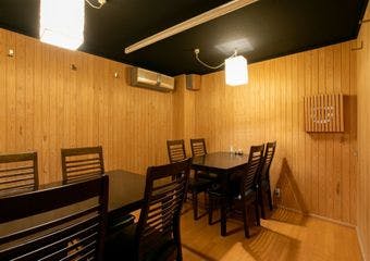 当店の料理はぜひワインと一緒にお召し上がりください。店主が厳選した世界各国のワインの中でも、特に泡系のシャンパンと日本料理との相性は抜群。