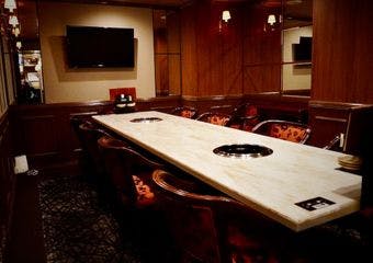 厳選された黒毛和牛を一頭買いすることで特上の肉を低価格で提供し、一頭買いでしか提供不可能な希少な部位までお楽しみいただけます。