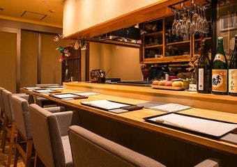 ひっそりと佇む隠れ家居酒屋。四季折々の新鮮な食材を活かし、お客様ひとりひとりに寄り添った「おまかせコース」を提供いたします。