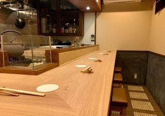 京都・先斗町の隠れ家のような日本料理店。店主が腕を振るう料理を気軽に楽しめます。毎朝市場で厳選された旬の食材を使った料理はどれも絶品です。