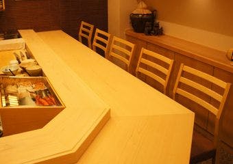 当店で過ごすひとときが愉しいものとなるよう日々鮨の腕を磨いております。接待や会食、記念日、デートなどに相応しい落ち着きある空間をご用意。