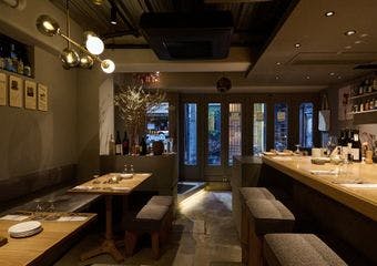 神楽坂裏路地で味わう、エミリアロマーニャ郷土料理。発酵とスパイスが彩る茹で肉と微発泡ワイン。