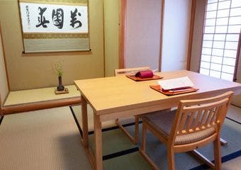 四季折々の食材と、細部までこだわった器に宿る美意識。 心を込めたおもてなしと共に、和食の真髄をご提供いたします。