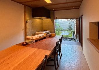 京都西陣の町家で、日光と京都の食材を活かした上質な和食と家族の温かなもてなしをご堪能ください。