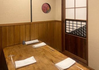 店主厳選の魚を丁寧に調理し、驚きと感動を届ける逸品を温かな雰囲気でご堪能ください。