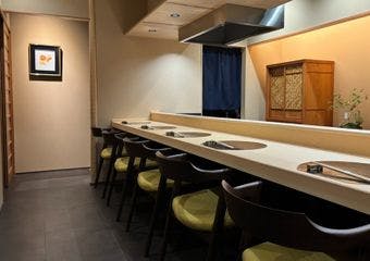 「藤市」では、長堀橋の名店「梅市」で腕を磨いた料理人が手がける“生成料理”をおまかせコースでお愉しみいただけます。